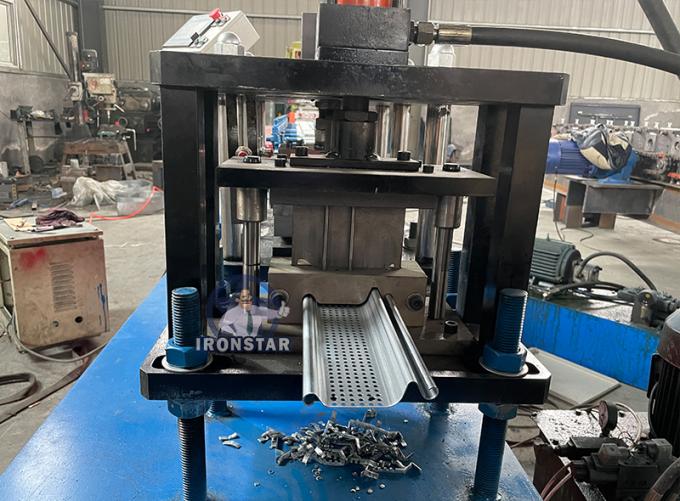 petit pain de porte de volet de trou de poinçon formant la machine 1